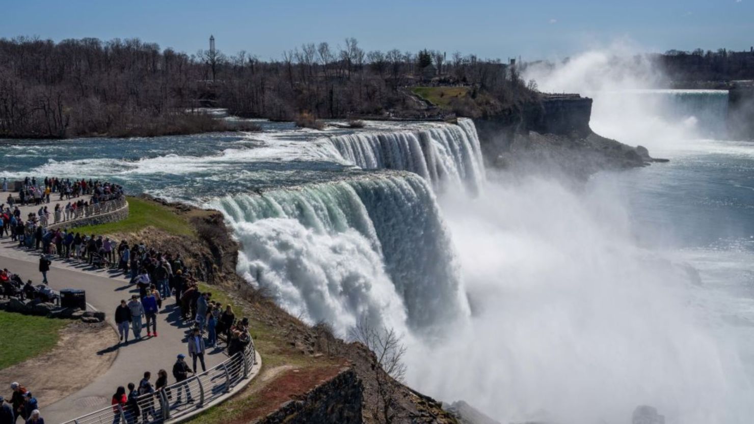 Personas visitan las cataratas del Niágara el 7 de abril de 2024, en Niagara Falls, Nueva York. Crédito: Adam Gray/Getty Images