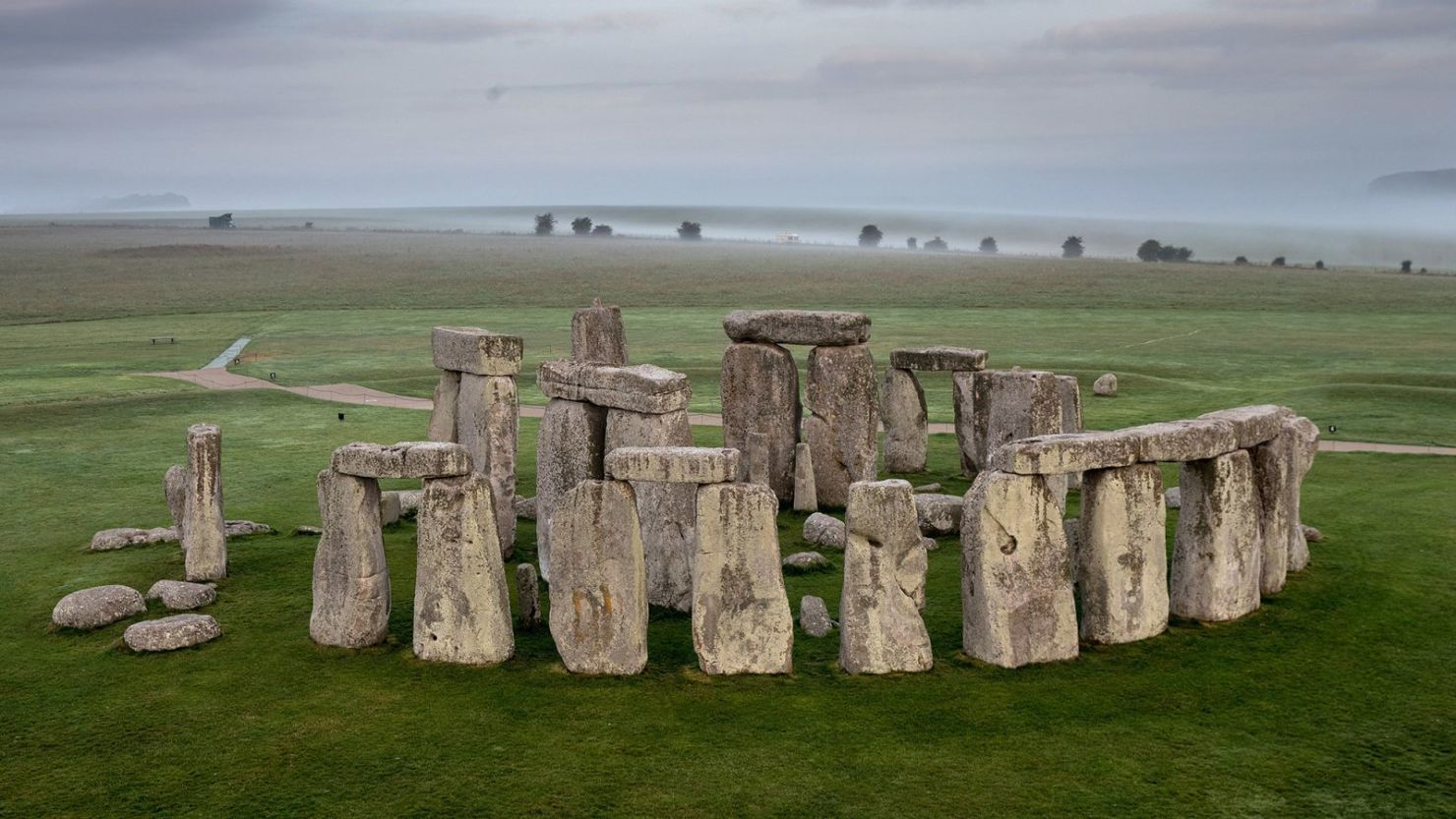 Stonehenge, visto en 2016, está hecho de dos tipos de piedra: piedras sarsen más grandes y monolitos de piedra azul más pequeños. La construcción del monumento en el sur de Inglaterra comenzó ya en el año 3000 a.C.