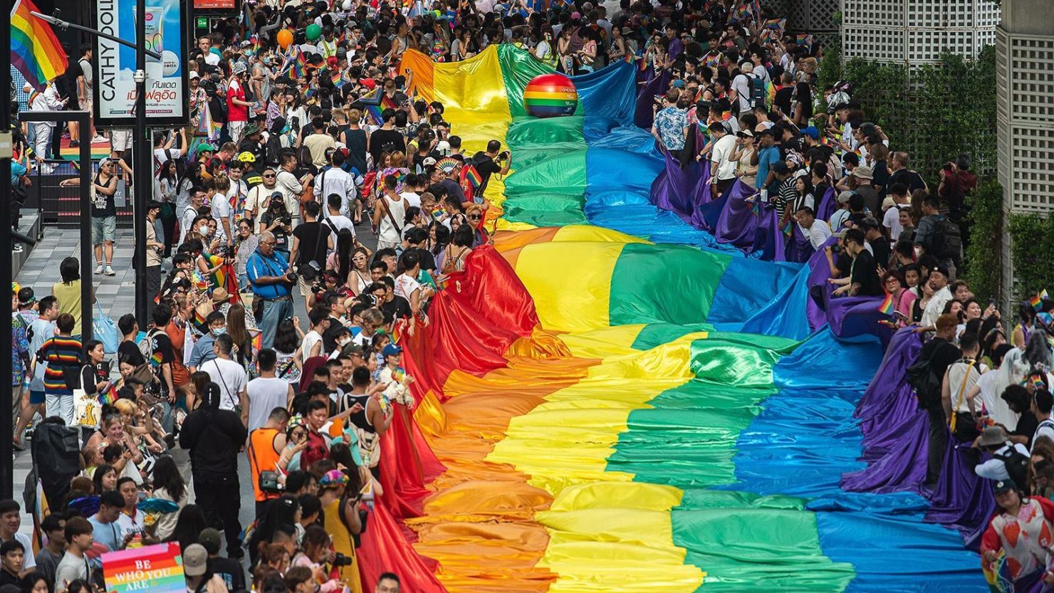 Participantes desfilan durante el Bangkok Pride Parade en la capital de Tailandia el 1 de junio de 2024.