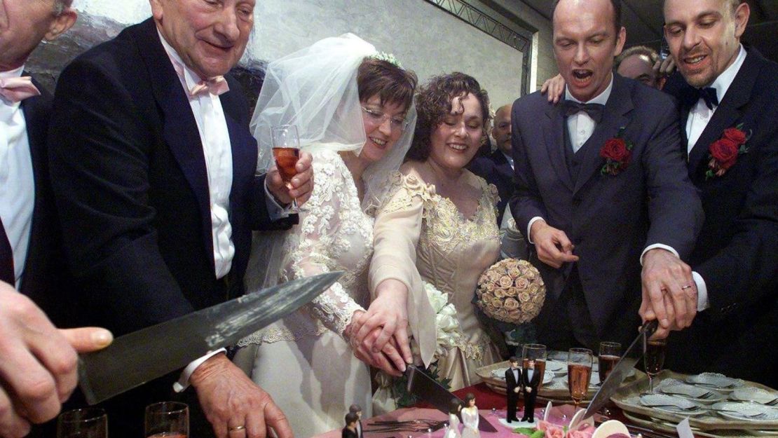 Parejas homosexuales cortan un pastel de bodas en Ámsterdam el 1 de abril de 2001, después de que se aprobara la primera ley de matrimonio entre personas del mismo sexo en los Países Bajos.