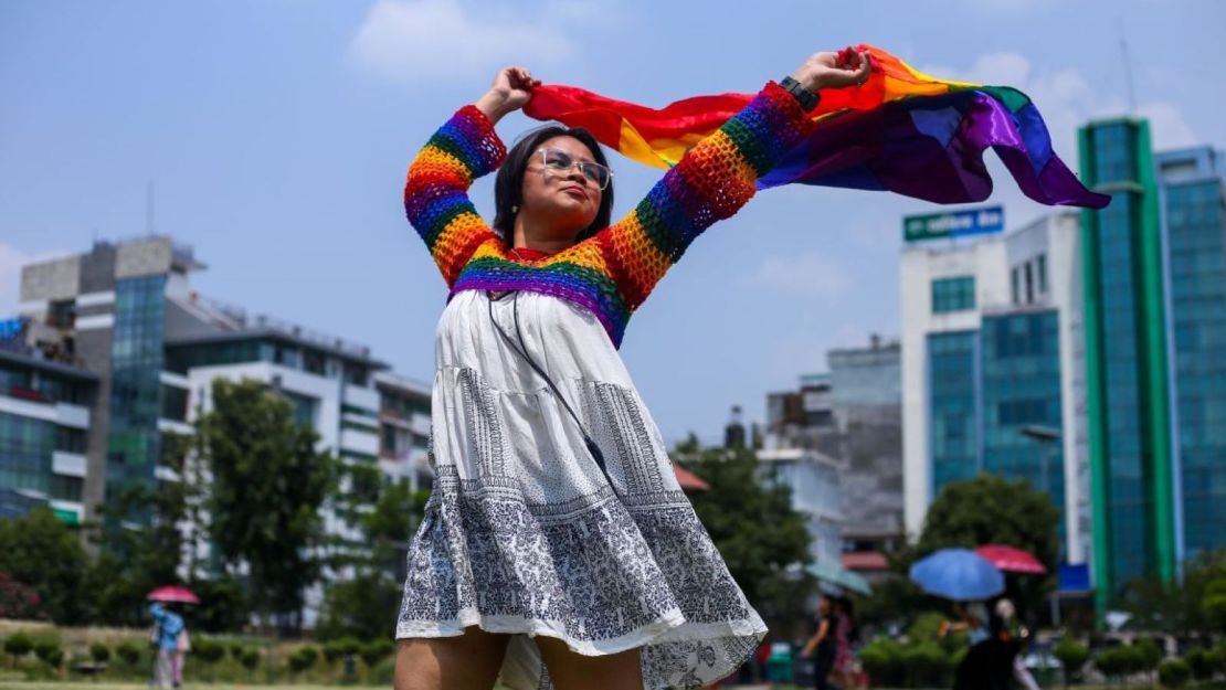 Activistas y miembros de la comunidad LGBTQ+ desfilan en Katmandú, Nepal, el 10 de junio de 2023.