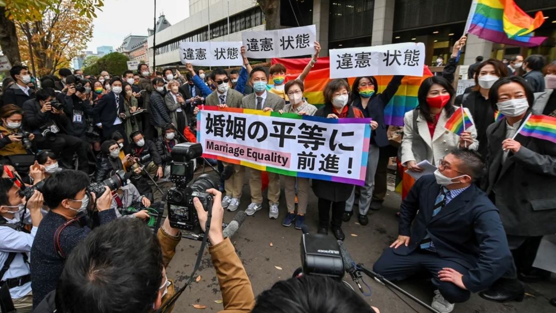 Demandantes y simpatizantes reaccionan frente al Tribunal de Distrito de Tokio el 30 de noviembre de 2022, tras un fallo en una demanda presentada por parejas del mismo sexo que buscan compensación del gobierno.