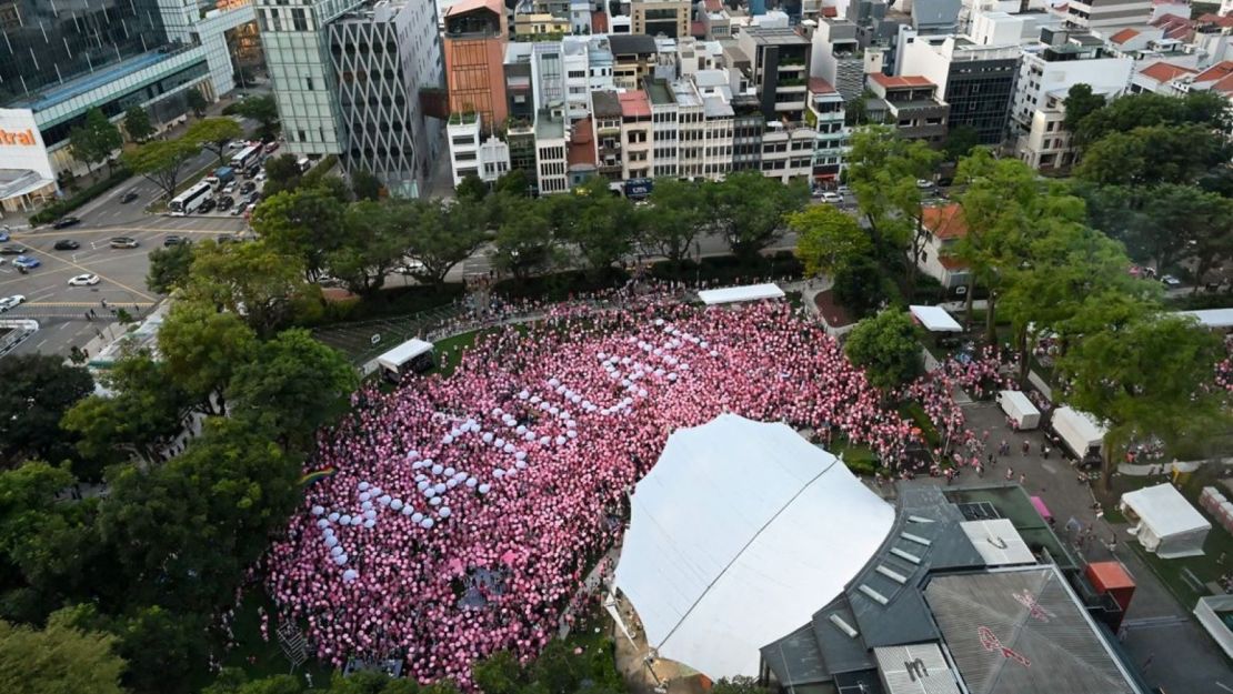 Simpatizantes asisten al evento anual "Pink Dot" como muestra de apoyo a la comunidad LGBTQ+ en Singapur el 18 de junio de 2022.