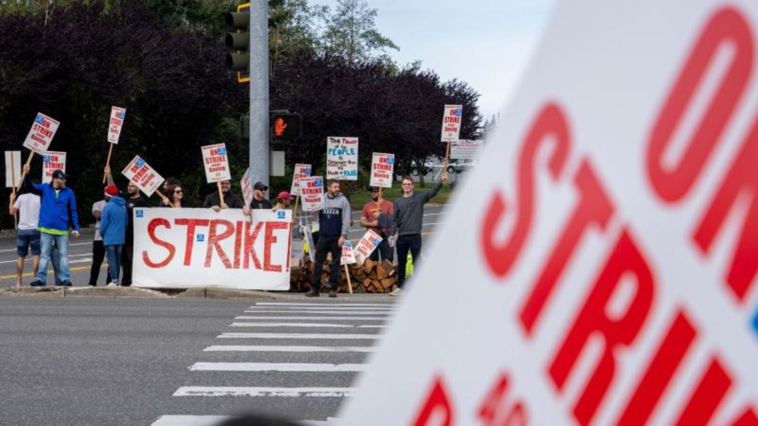 Aproximadamente 33,000 trabajadores de Boeing dejaron el trabajo el viernes en su primera huelga desde 2008.