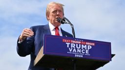 El ex presidente de EE. UU. y candidato presidencial republicano Donald Trump habla este viernes durante una conferencia de prensa en Trump National Golf Club Los Ángeles, en Rancho Palos Verdes, California.