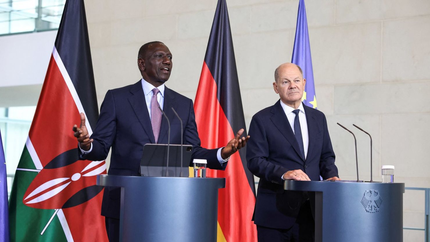 El presidente de Kenia, William Ruto, y el canciller alemán, Olaf Scholz, ofrecen una conferencia de prensa en Berlín el viernes.