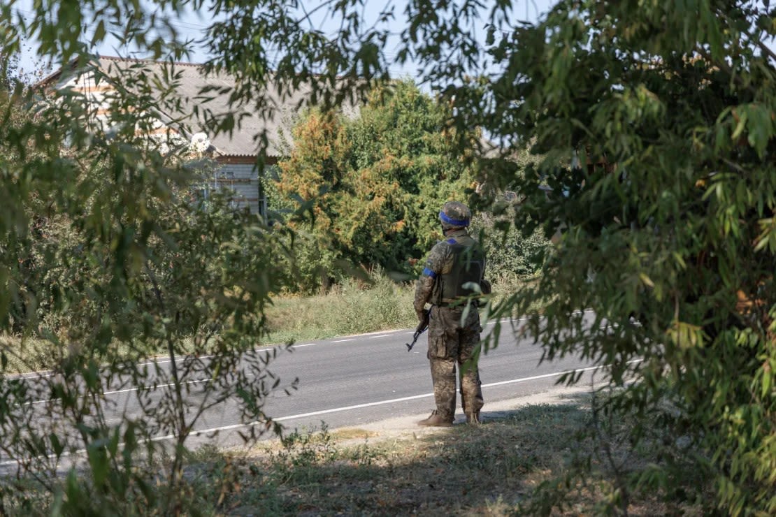 Un soldado ucraniano armado en la calle el 10 de septiembre de 2024 en Sudzha, región de Kursk, Rusia.