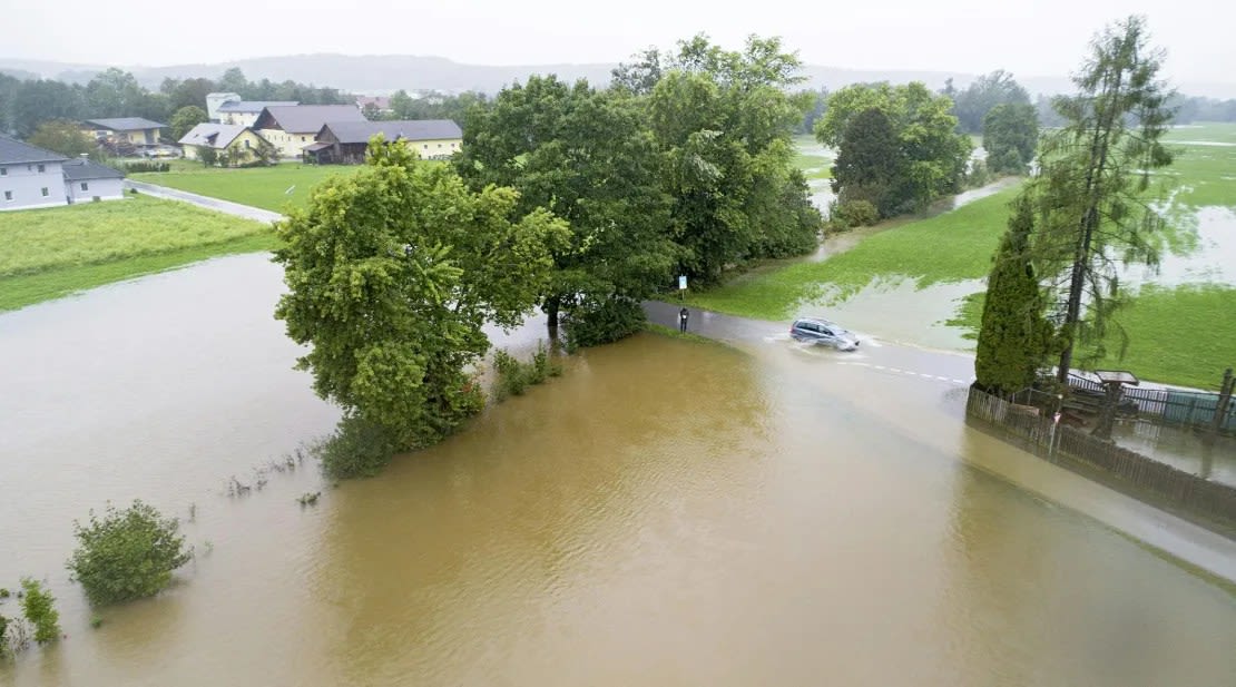 Un coche circula por una calle inundada en Braunau am Inn, Austria.