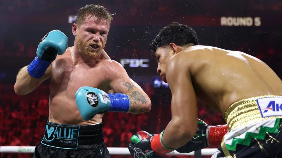 "Canelo" Álvarez en acción contra Jaime Munguia durante su campeonato indiscutido de peso supermediano en mayo de este año.