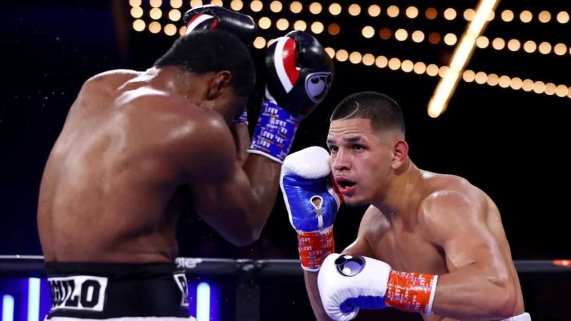 Berlanga lucha contra Alexis Angulo en junio de 2022.