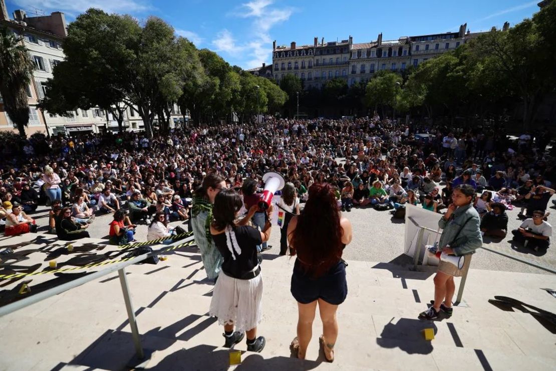 Varias personas se reúnen durante una manifestación de apoyo a Gisele Pelicot en Marsella el 14 de septiembre de 2024. Clement Mahoudeau/AFP/Getty Images