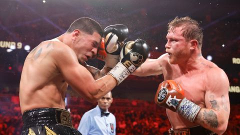 LAS VEGAS, NEVADA - 14 DE SEPTIEMBRE: Canelo Álvarez (d), campeón supermediano del CMB, la AMB y la OMB, golpea a Edgar Berlanga durante el noveno asalto de una pelea por el título en el T-Mobile Arena el 14 de septiembre de 2024 en Las Vegas, Nevada.