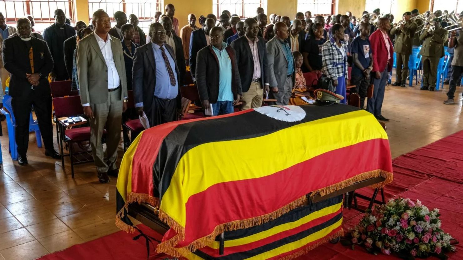 La gente se reúne para el funeral de la atleta olímpica ugandesa Rebecca Cheptegei antes de su entierro en Kapkoros, distrito de Bukwo, Uganda.