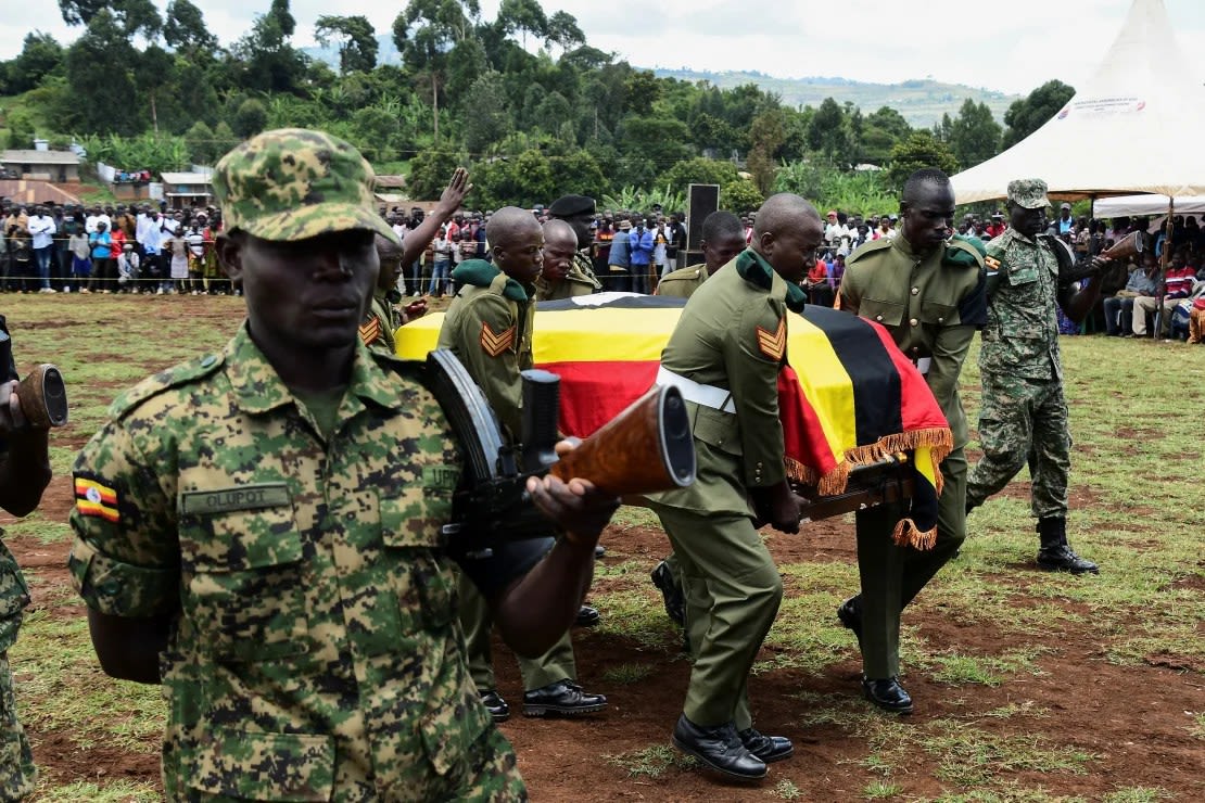 Soldados de las Fuerzas de Defensa del Pueblo de Uganda (UPDF) llevan el ataúd de Cheptegei envuelto en la bandera.