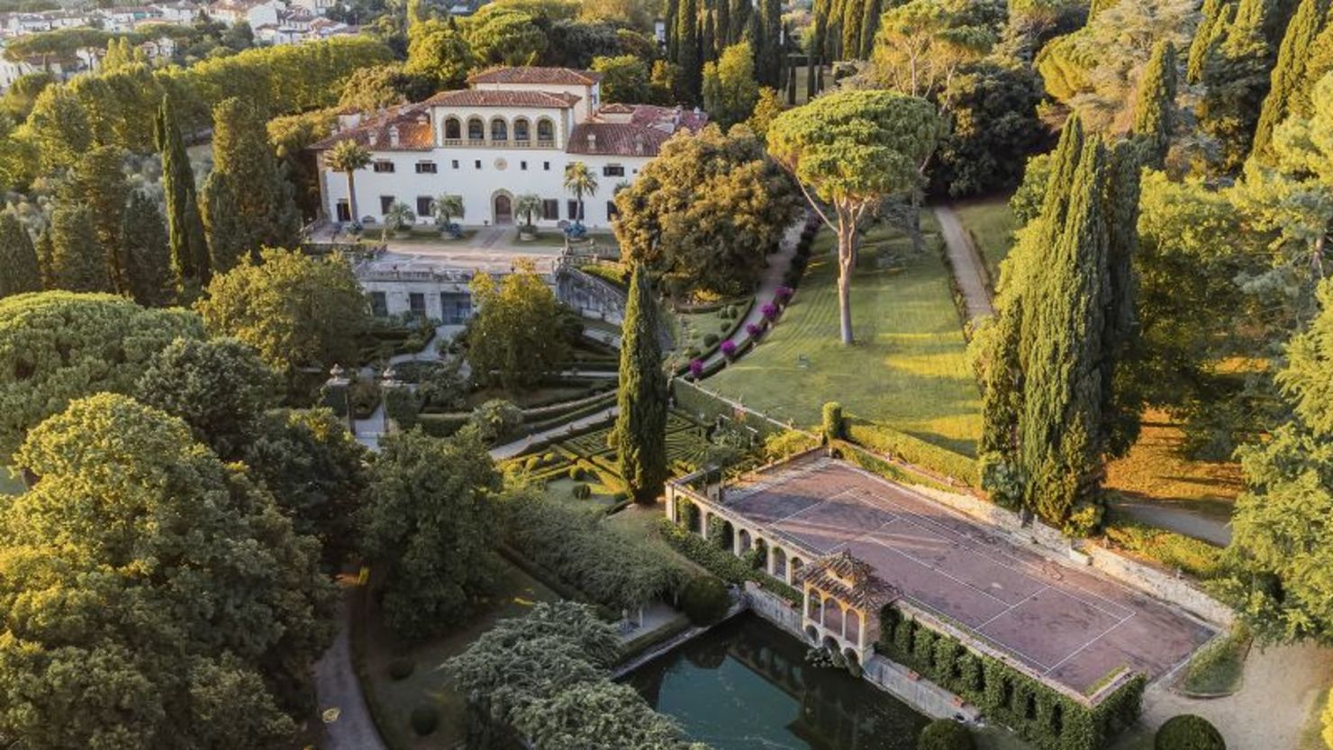 La villa toscana está a la venta por más de 55 millones de dólares.