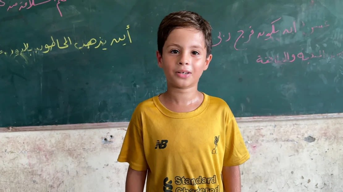 Sajid, un joven palestino desplazado en Deir al-Balah, dijo a CNN que soñaba con convertirse en médico, antes de que la guerra interrumpiera el a la educación en Gaza. CNN