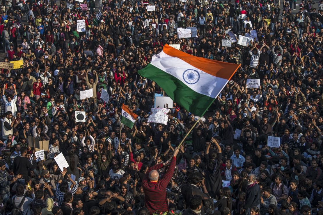 22 de diciembre de 2012: Miles de estudiantes se concentran frente al Palacio Presidencial en Nueva Delhi tras la brutal violación y asesinato de una joven de 23 años que pasó a ser conocida como "Nirbhaya". Crédito: Daniel Berehulak/Getty Images