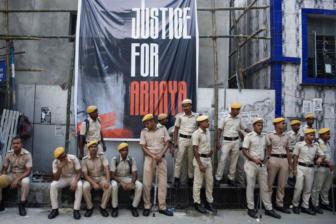 En el día de la huelga nacional convocada por la Asociación Médica de la India, el 17 de agosto, agentes de Policía se reúnen frente a la facultad de medicina de Calcuta, donde fue asesinada la estudiante de medicina de 31 años. Crédito: Avijit Ghosh/Reuters