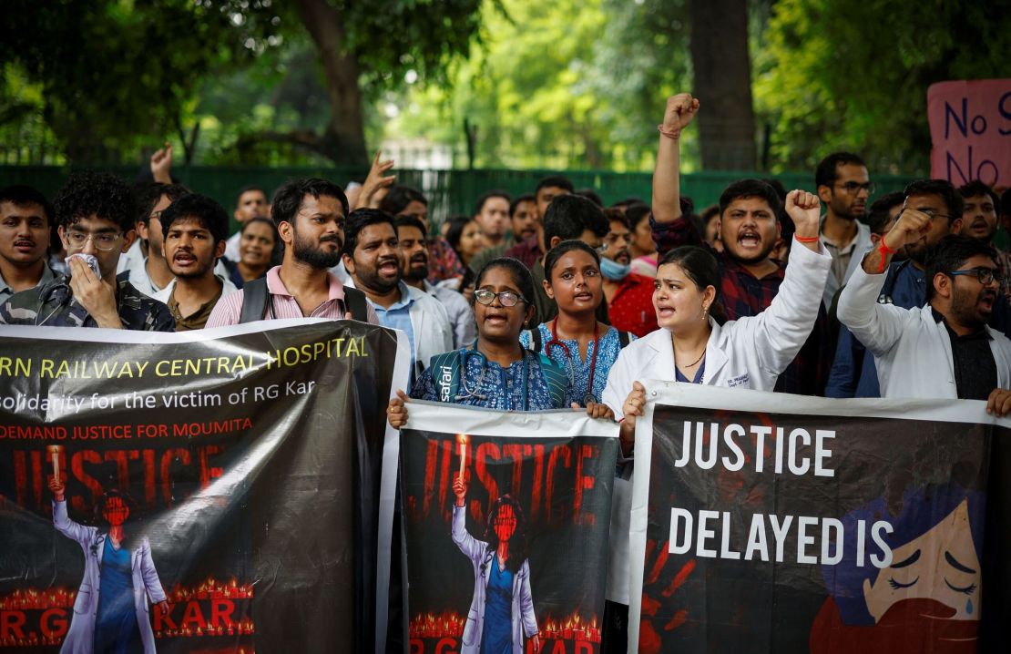 Médicos gritan consignas durante una protesta, el 19 de agosto, exigiendo justicia tras la violación y asesinato de una médica en prácticas en un hospital público de Calcuta, India. Crédito: Adnan Abidi/Reuters