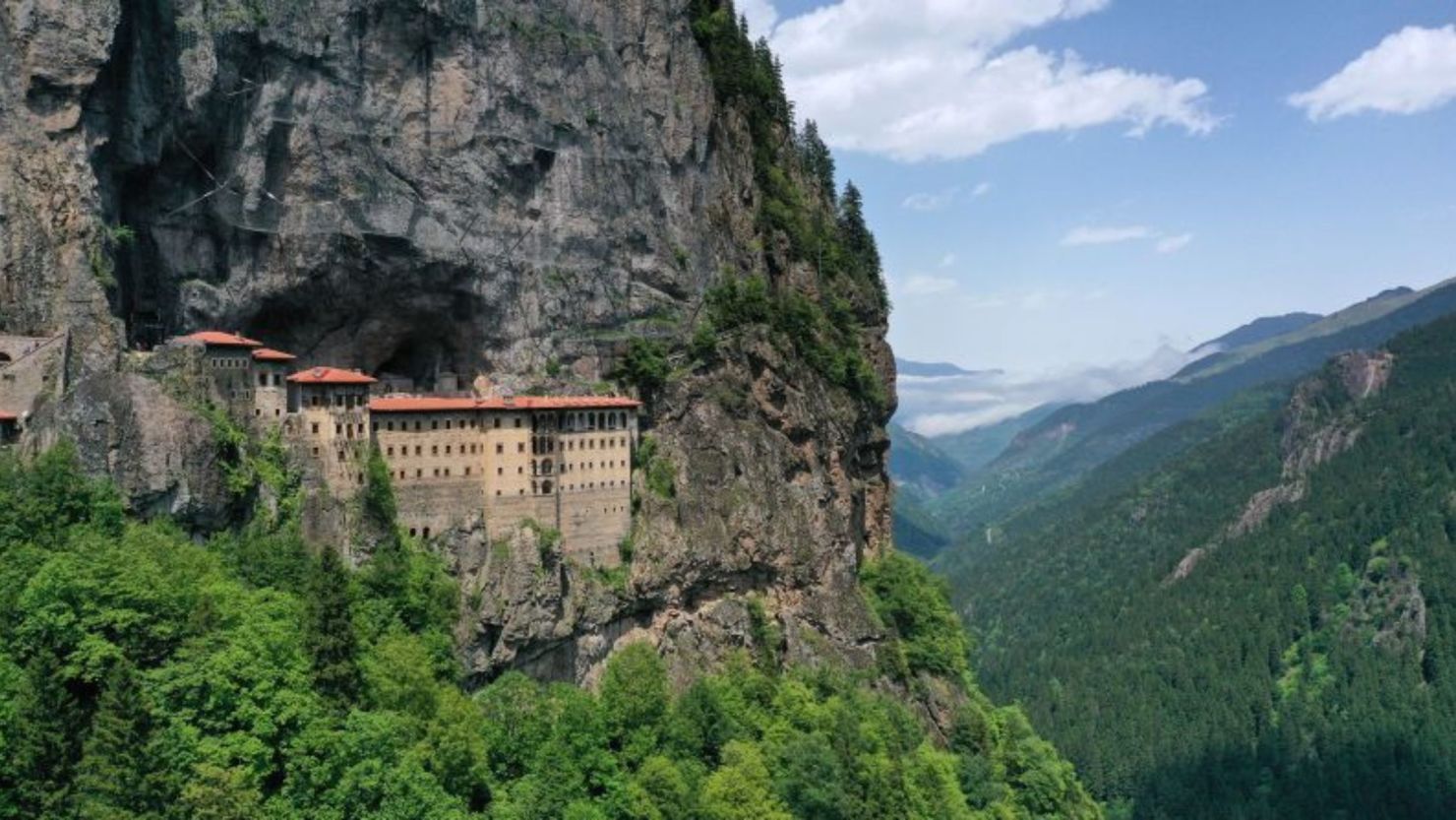 Colgando del acantilado: El Monasterio de Sümela, fundado en el siglo IV, es un lugar espectacular que cuelga a 300 metros sobre un valle fluvial en el este de Turquía.