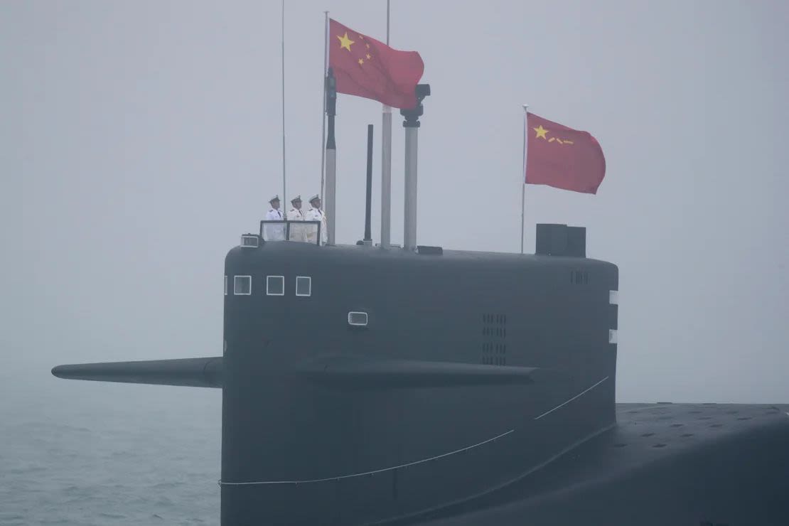 Un submarino de misiles balísticos con capacidad nuclear de la clase Jin tipo 094 de la Armada del Ejército Popular de Liberación (EPL) de China participa en un desfile naval en 2019.