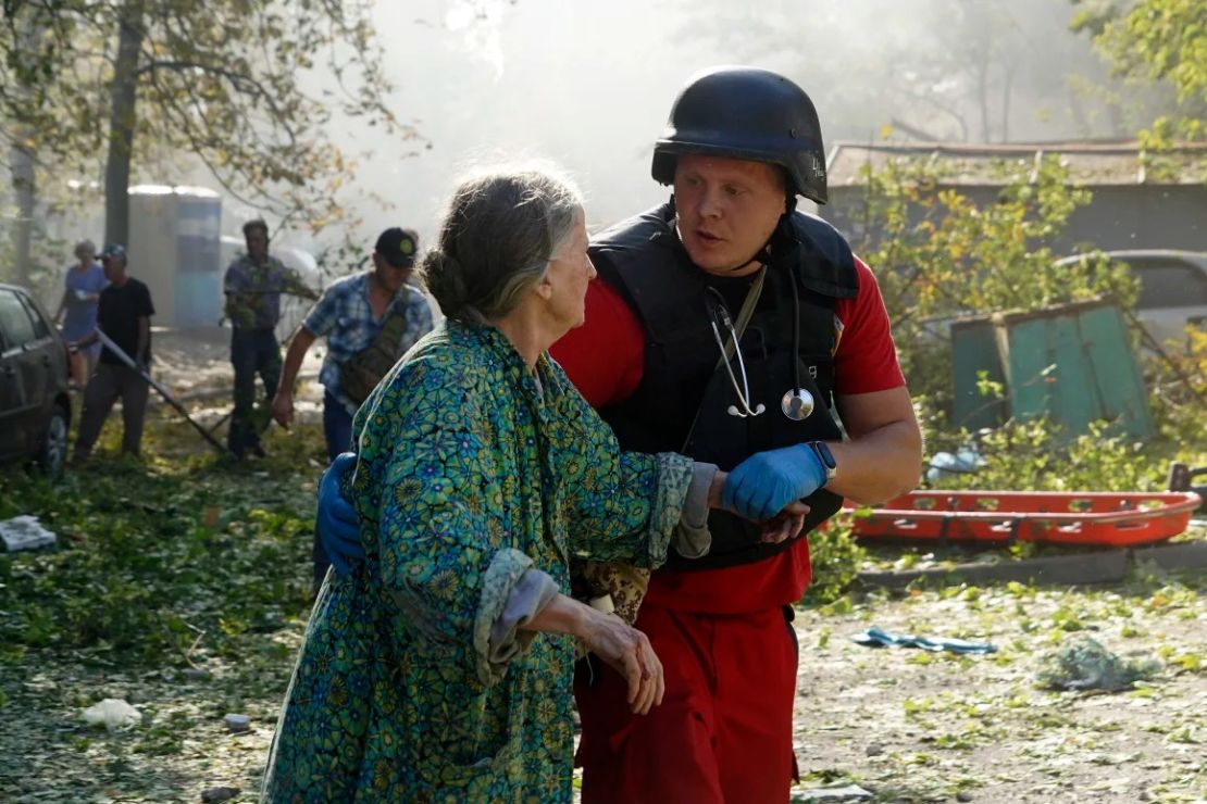 Una anciana recibe asistencia tras el impacto de una bomba aérea rusa en un edificio residencial de varias plantas en Járkiv, Ucrania, el domingo 15 de septiembre de 2024. Crédito: Andrii Marienko/AP