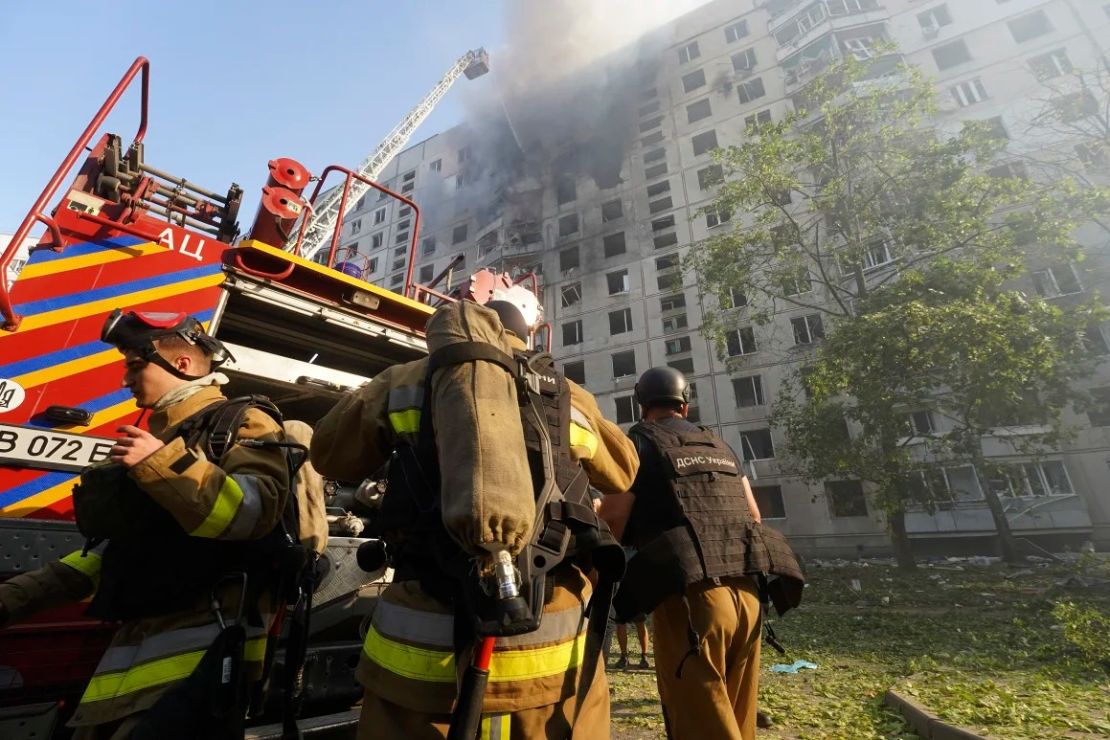 Los bomberos combaten las llamas tras el impacto de una bomba aérea rusa en un edificio residencial de varias plantas en Járkiv, Ucrania, el domingo 15 de septiembre de 2024. Crédito: Andrii Marienko/AP