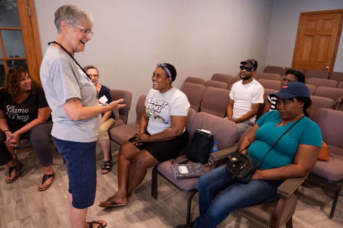 La maestra voluntaria Hope Kaufman dirige a estudiantes haitianos durante una clase de inglés en el Centro de ayuda y apoyo a la comunidad haitiana en Springfield, Ohio, el 13 de septiembre de 2024. (Foto: ROB?ERTO SCHMIDT / AFPGetty Images).