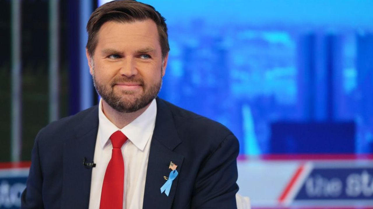 El candidato republicano a la vicepresidencia, el senador estadounidense J.D. Vance (R-OH) visita "La historia con Martha MacCallum" en Fox News Channel Studios el 11 de septiembre de 2024 en la ciudad de Nueva York.