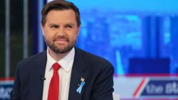 El candidato republicano a la vicepresidencia, el senador estadounidense J.D. Vance (R-OH) visita "La historia con Martha MacCallum" en Fox News Channel Studios el 11 de septiembre de 2024 en la ciudad de Nueva York.