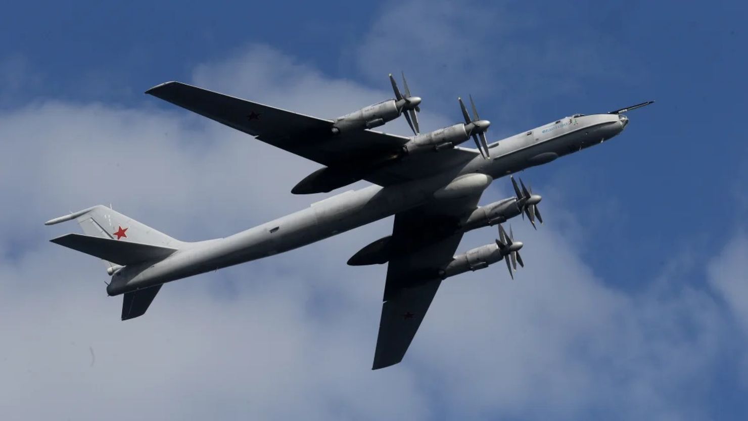 El avión ruso Tupolev TU-142 durante el desfile militar del Día de la Marina el 27 de julio de 2014 en Severomorsk, Rusia. Crédito: Sasha Mordovets/Getty Images/Archivo.