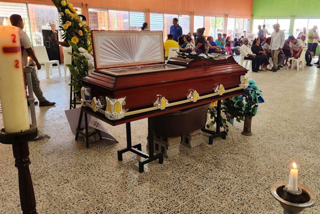 Residente asiste al velorio del fallecido ambientalista Juan López, quien fue asesinado a tiros en Tocoa, Departamento de Colón, Honduras, el 15 de septiembre de 2024. El ambientalista y activista político hondureño Juan López, quien fue asesinado a tiros el sábado, sabía que su vida estaba en peligro por su lucha por la protección de los bosques y su rechazo a la explotación minera.