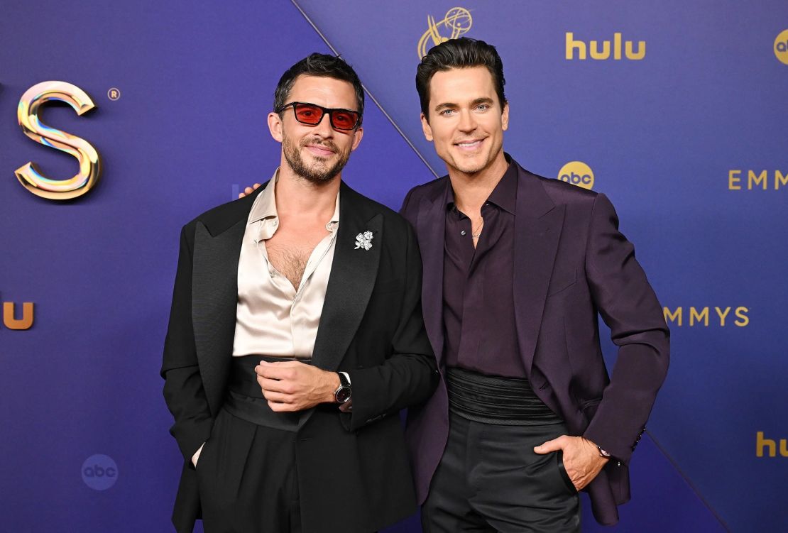 Jonathan Bailey y Matt Bomer en los 76.os premios Primetime Emmy celebrados en el Teatro Peacock el 15 de septiembre de 2024 en Los Ángeles, California.