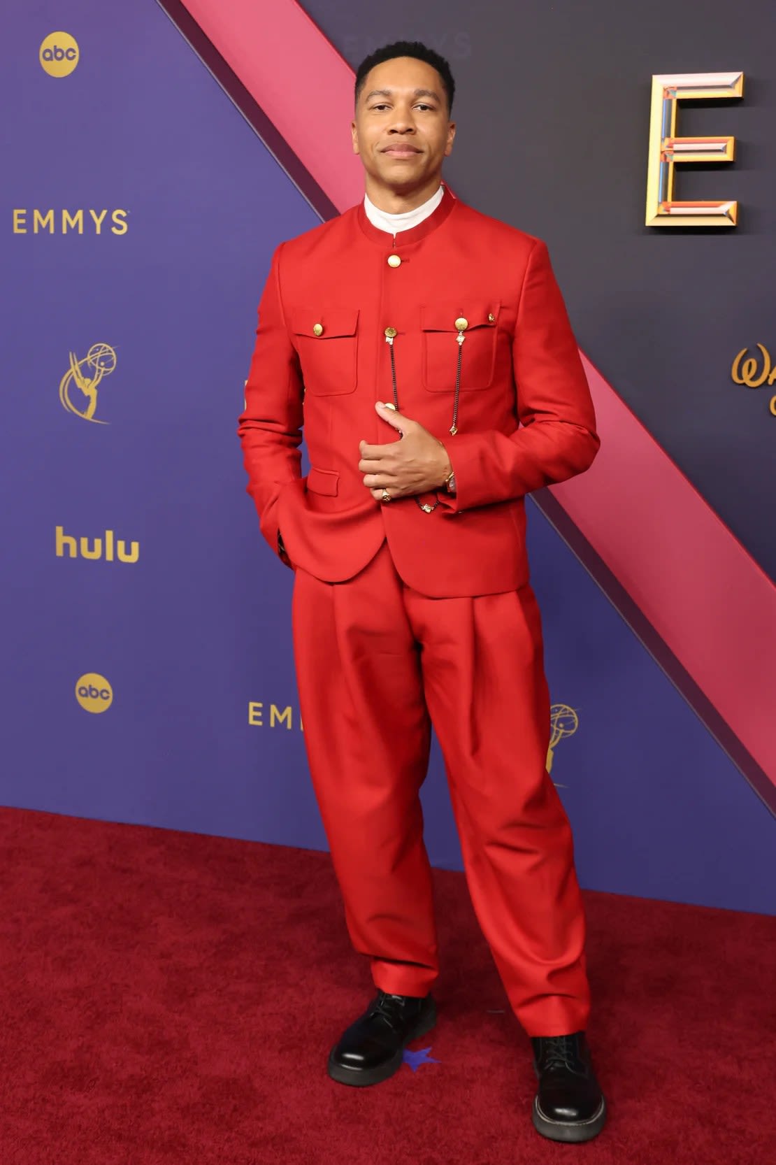 Aaron Moten con un traje Kenzo rojo brillante.