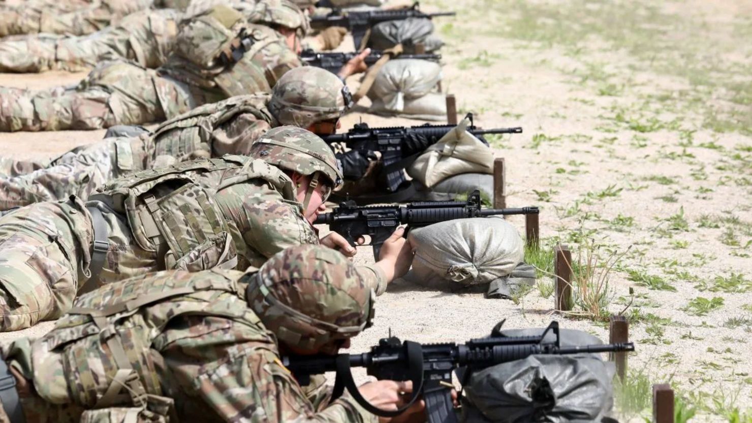 Soldados estadounidenses participan en la competición del Mejor Escuadrón de la 2a División de Infantería en el campamento Casey el 1 de mayo en Dongducheon, Corea del Sur.