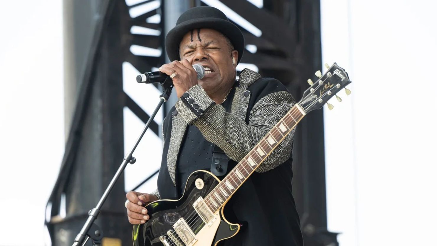 Tito Jackson, de Jackson 5 y The Jacksons, miembro del Salón de la Fama del Rock and Roll, se presenta en el escenario durante el Festival Fool in Love en Hollywood Park Grounds el 31 de agosto de 2024, en Inglewood, California.