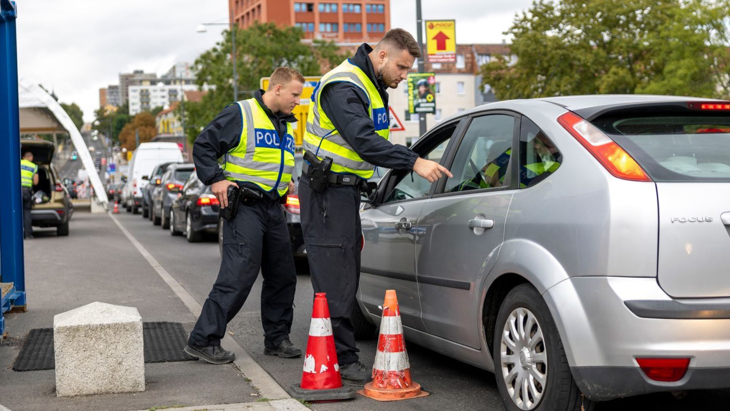 La policía federal alemana controla los coches que llegan a la frontera germano-polaca el 10 de septiembre.