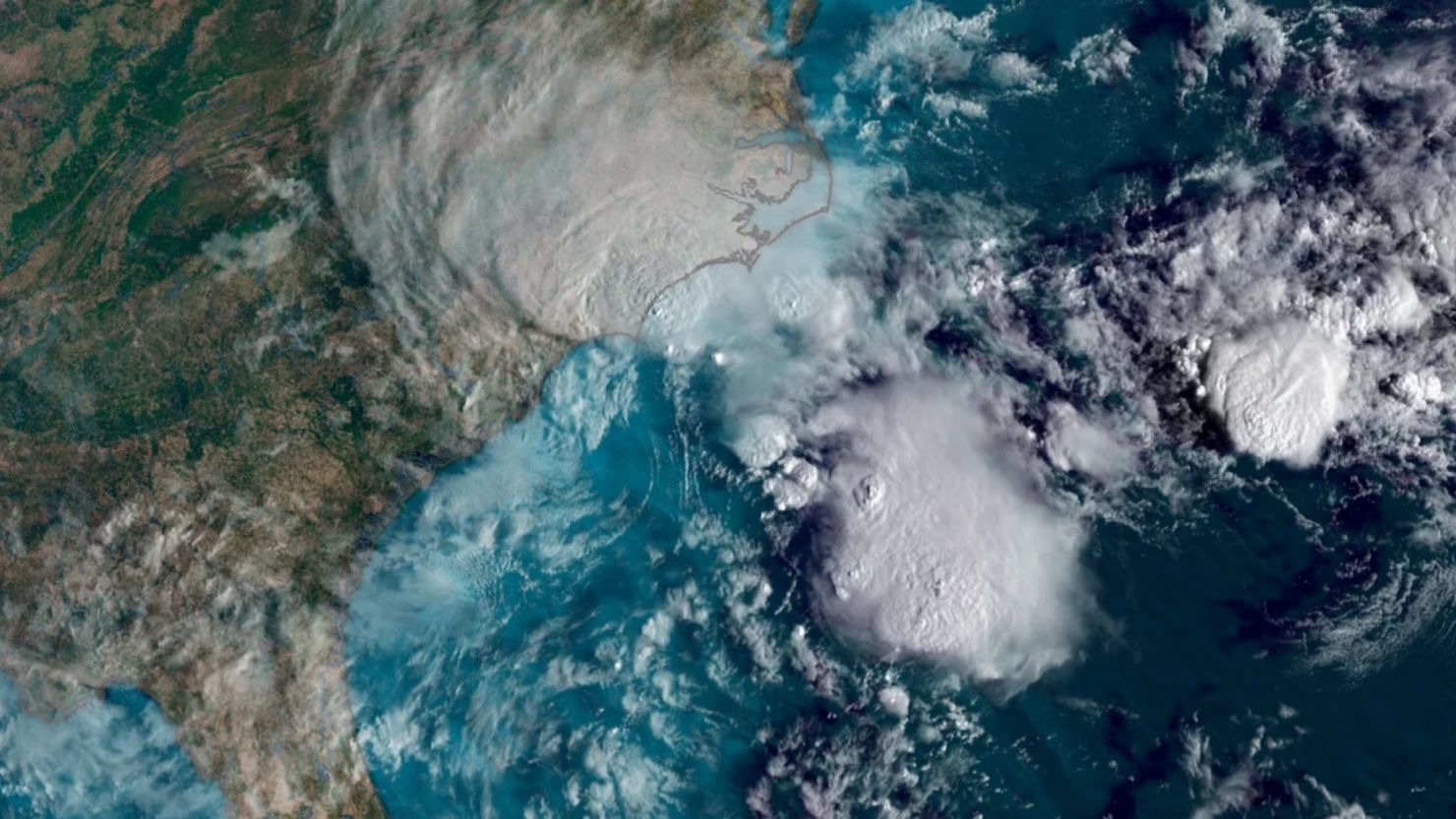 Las imágenes de satélite muestran el potencial ciclón tropical ocho frente a la costa de las Carolinas este lunes por la mañana.