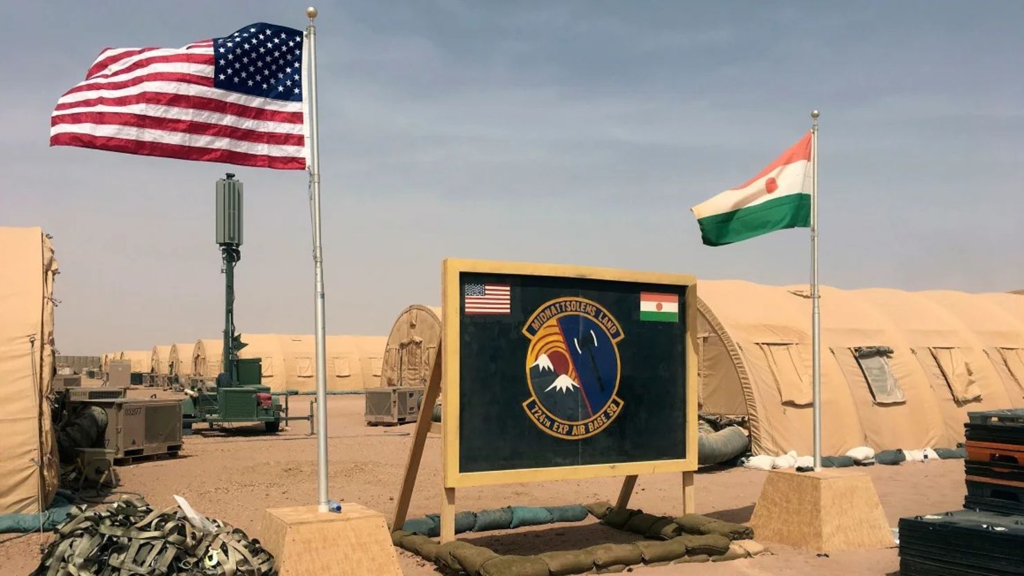 En esta fotografía de archivo de abril de 2018, las banderas de Estados Unidos y Níger se izan una al lado de la otra en el campamento base de las fuerzas aéreas y otro personal que apoya la construcción de la Base Aérea Níger 201 en Agadez, Níger. Crédito: Carley Petesch/AP/Archivo.