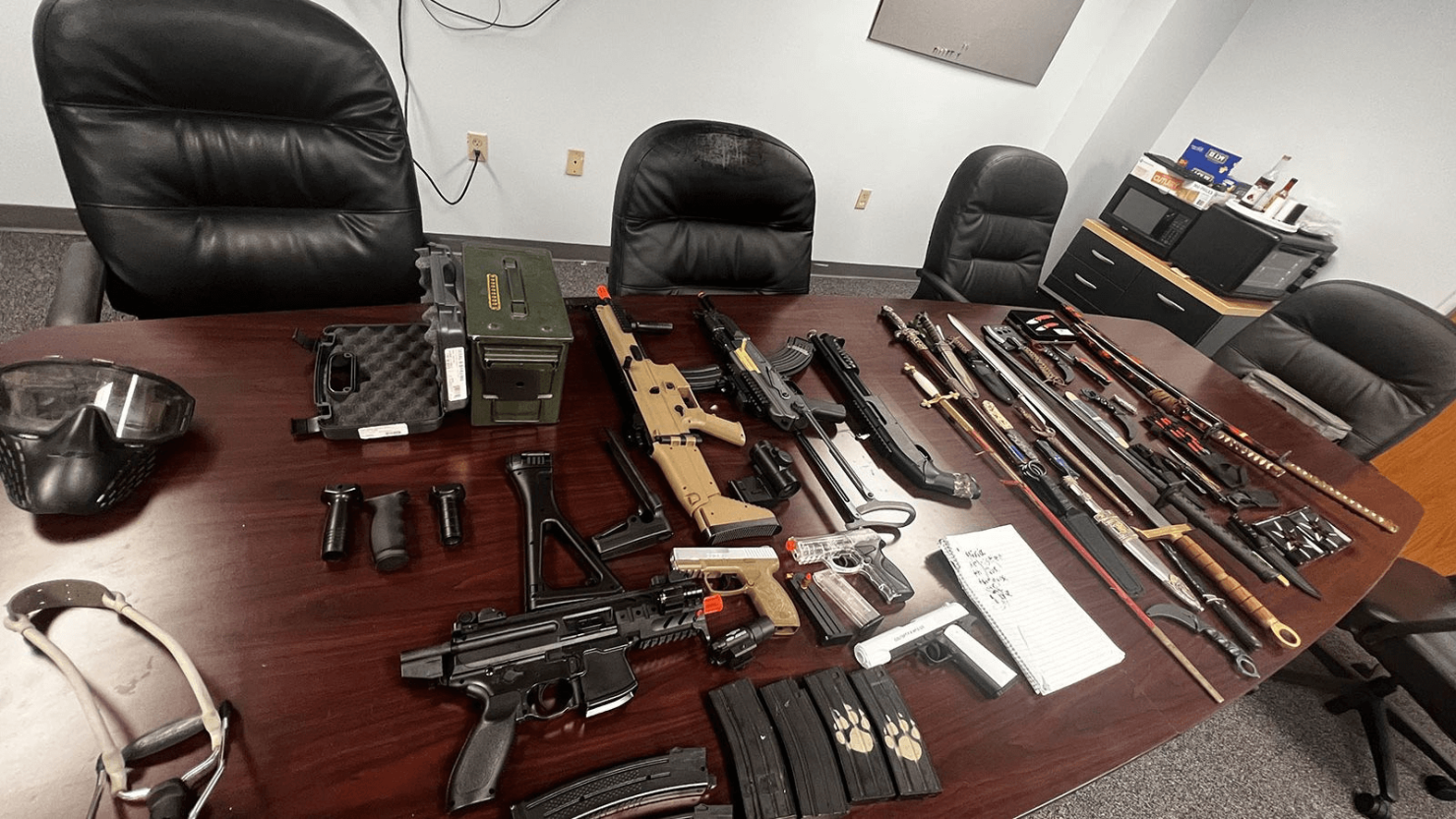 Las autoridades confiscaron pistolas de aire comprimido falsas y municiones falsas, así como cuchillos, espadas y otras armas del niño de 11 años.