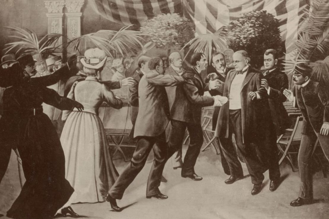 Este dibujo realizado con aguada muestra a Leon Czolgosz disparando al presidente William McKinley con un revólver oculto en una recepción de la Exposición Panamericana el 6 de septiembre de 1901. Crédito: Biblioteca del Congreso