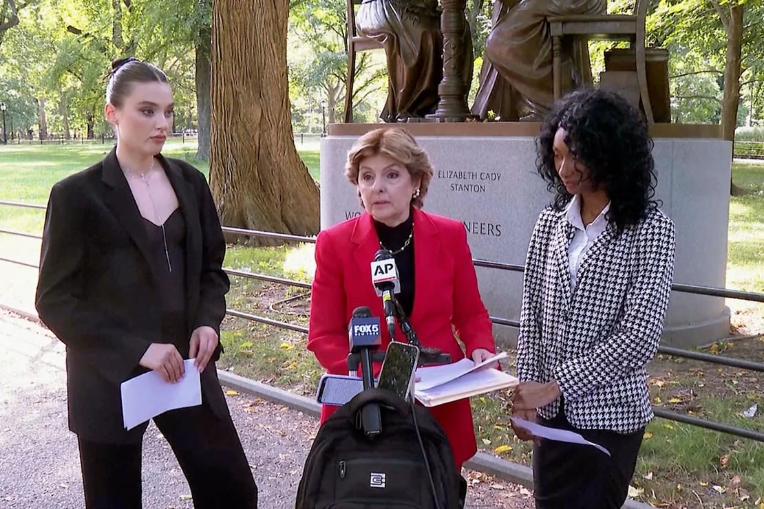 Flanqueada por Veronika Didusenko, izquierda, y Danielle Hazel, derecha, la abogada Gloria Allred, centro, habla durante una conferencia de prensa el 16 de septiembre de 2024, en Nueva York.