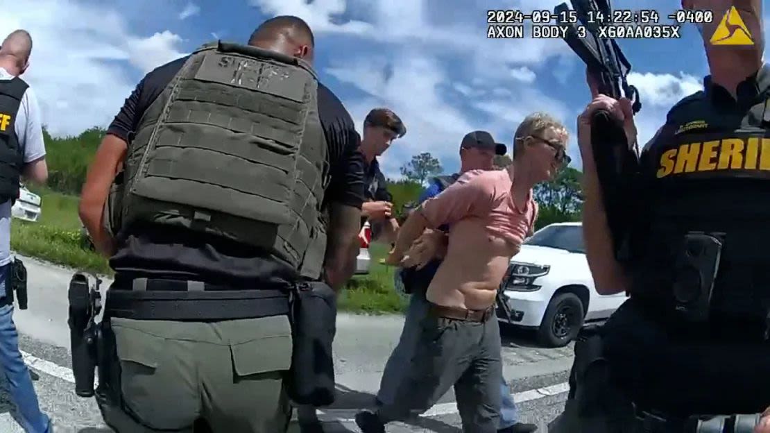 La Oficina del sheriff del condado de Martin publicó el domingo un video de la cámara corporal del arresto de Ryan Routh en una carretera interestatal de Florida.