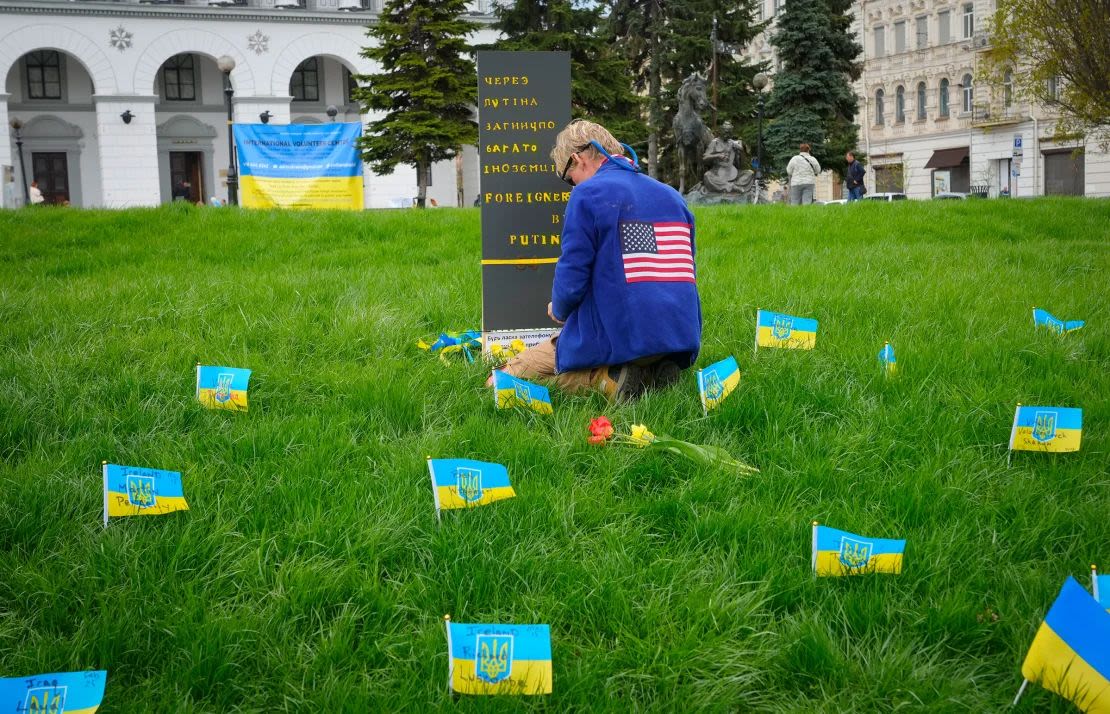 En esta fotografía de abril de 2022, Ryan Wesley Routh rinde homenaje a los ciudadanos extranjeros muertos durante la guerra entre Rusia y Ucrania en una plaza central de Kyiv.