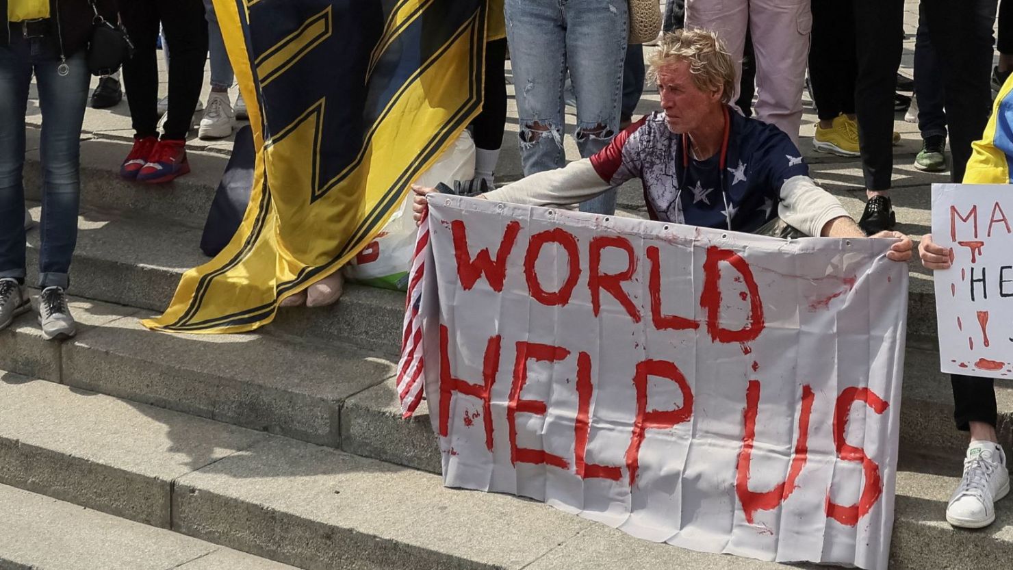 Ryan Routh es visto durante una manifestación exigiendo a los líderes internacionales que organicen un corredor humanitario para la evacuación de militares y civiles ucranianos desde Mariúpol, en el centro de Kyiv, Ucrania, el 3 de mayo de 2022.