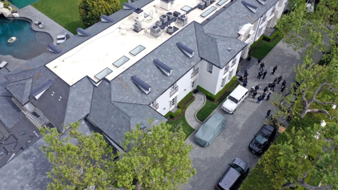 En una vista aérea, se ve la casa de Sean "Diddy" Combs durante una redada de las fuerzas del orden federales en Los Ángeles, California, el 25 de marzo.