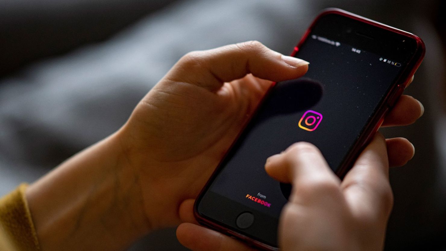 Instagram, en la imagen en 2021 desde un teléfono inteligente en Berlín, está implementando nuevas funciones de seguridad para los usuarios adolescentes.