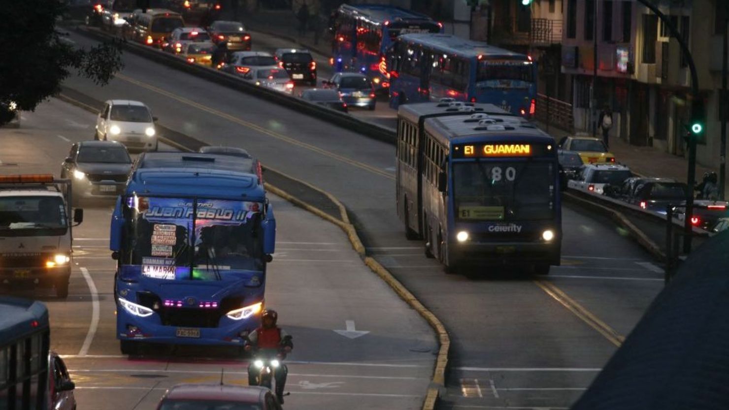 Autobuses circulan por una vía principal durante un apagón en Quito el 19 de junio de 2024. Galo Paguay/AFP/Getty Images