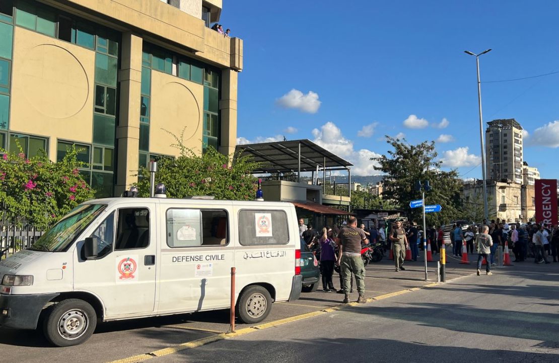 Varias personas se reúnen frente al hospital de Monte Líbano mientras más de 1.000 personas, incluidos combatientes de Hezbollah y médicos, resultaron heridas el martes al explotar en todo el Líbano los buscapersonas que utilizan para comunicarse.