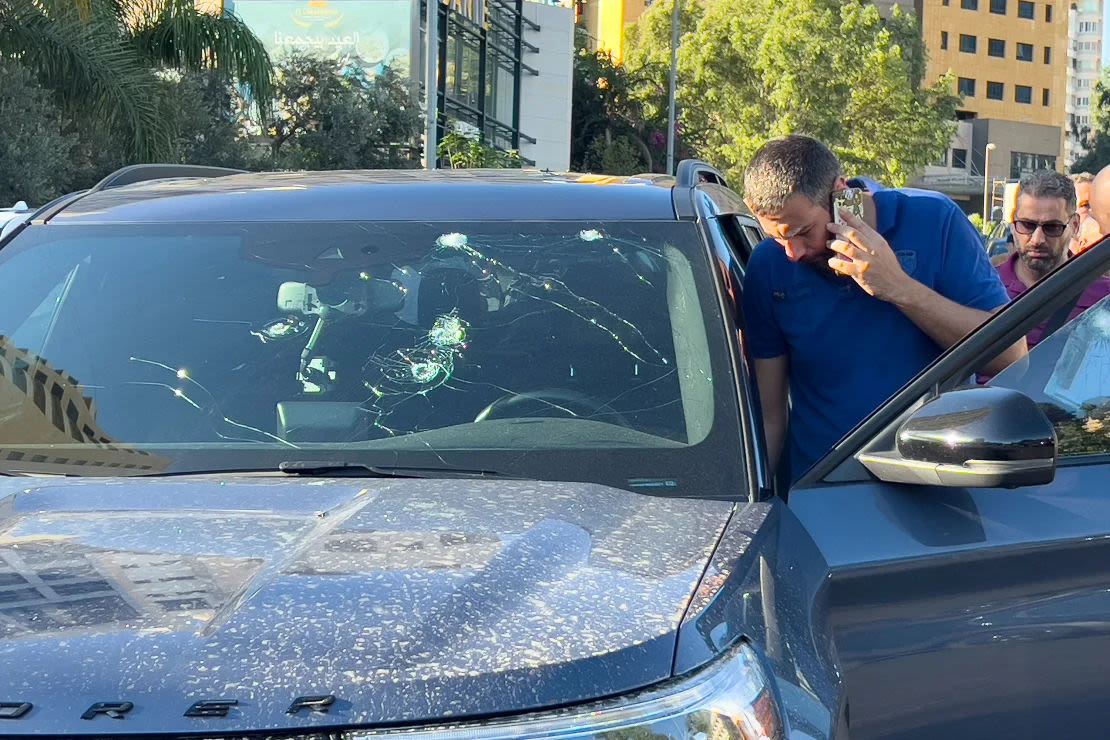 Agentes de policía inspeccionan un auto en el que explotó un buscapersonas. Hussein Malla/AP